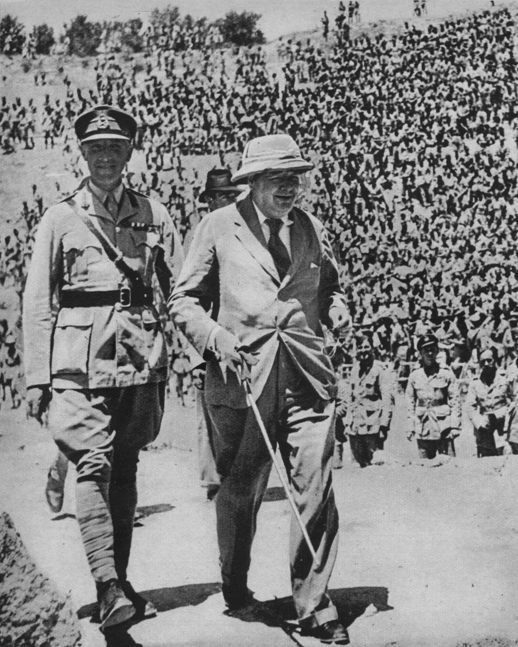 Savaş Alanları Üzerinden Ev - Bay Churchill, Kartaca'daki antik Roma amfitiyatrosunda, 1943-44 by Unbekannt