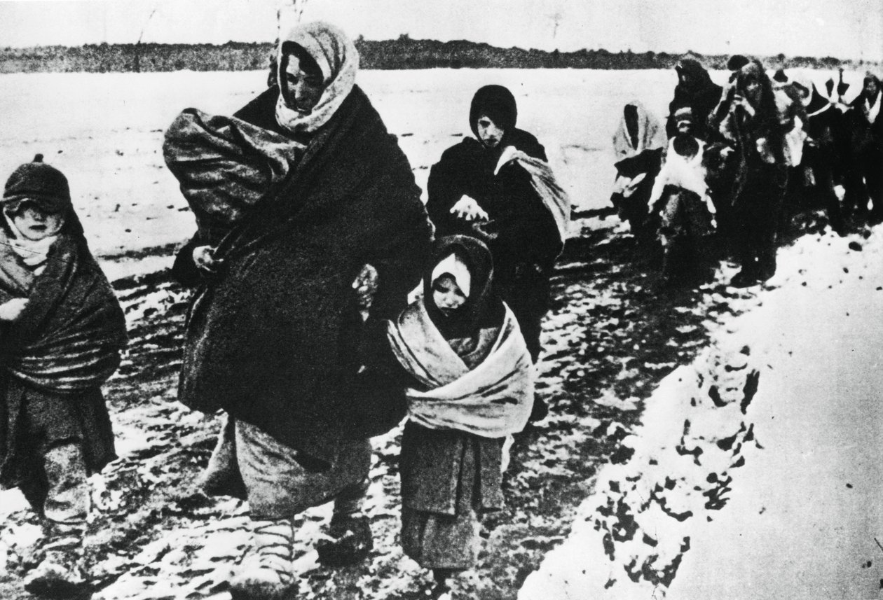 Evsiz mülteci kadın ve çocuklar, Rusya, 1941 by Unbekannt