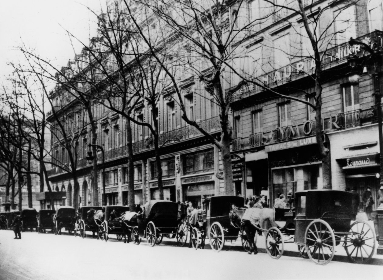 Alman işgali sırasında bir sokakta atlı taksiler, Paris, 1944 by Unbekannt