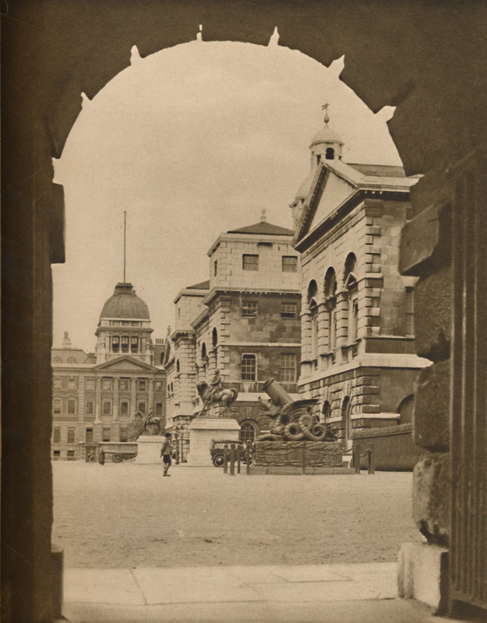Hazine Geçidi Kemerinde Çerçevelenen Atlı Muhafızlar Geçit Töreni, c1935. by Unbekannt