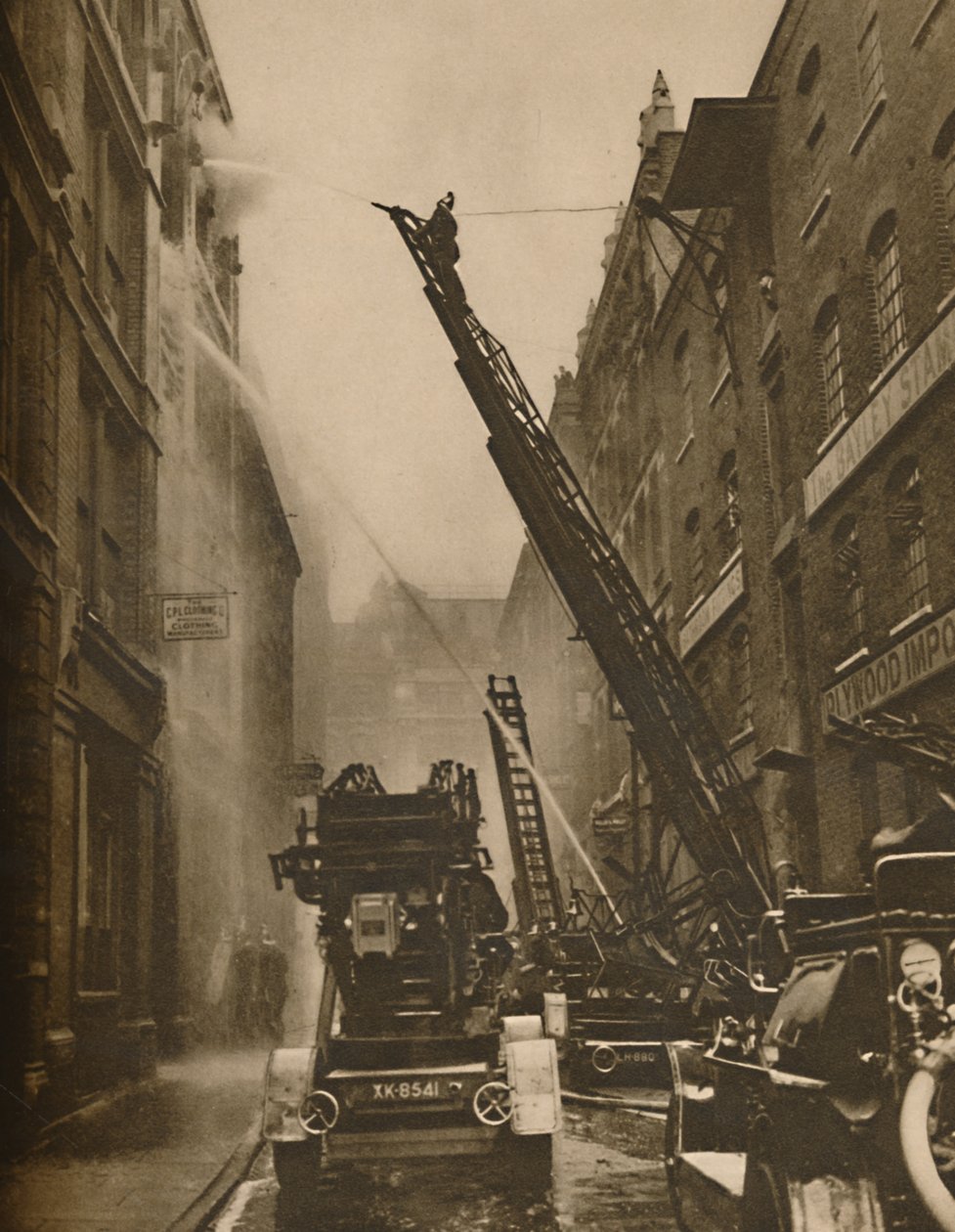 Londra İtfaiyesi Düşmanıyla Nasıl Başa Çıkıyor, c1935. by Unbekannt