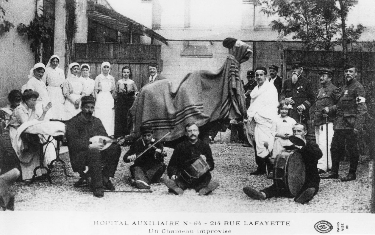 Doğaçlama deve, yardımcı hastane, Rue Lafayette, Paris, Fransa, Birinci Dünya Savaşı, 1914-1918 by Unbekannt