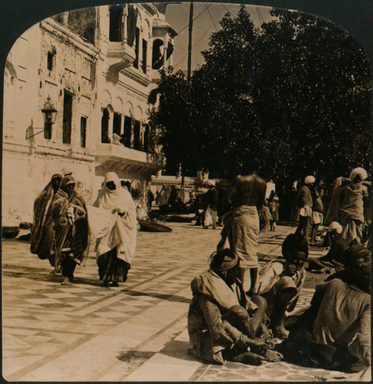 Altın Tapınağın avlusunda. Amritsar, Hindistan, 1907 by Unbekannt
