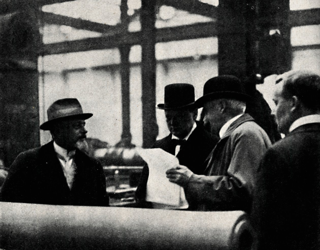 Bir Silah Fabrikasını Denetlemek, c1917, 1945. by Unbekannt