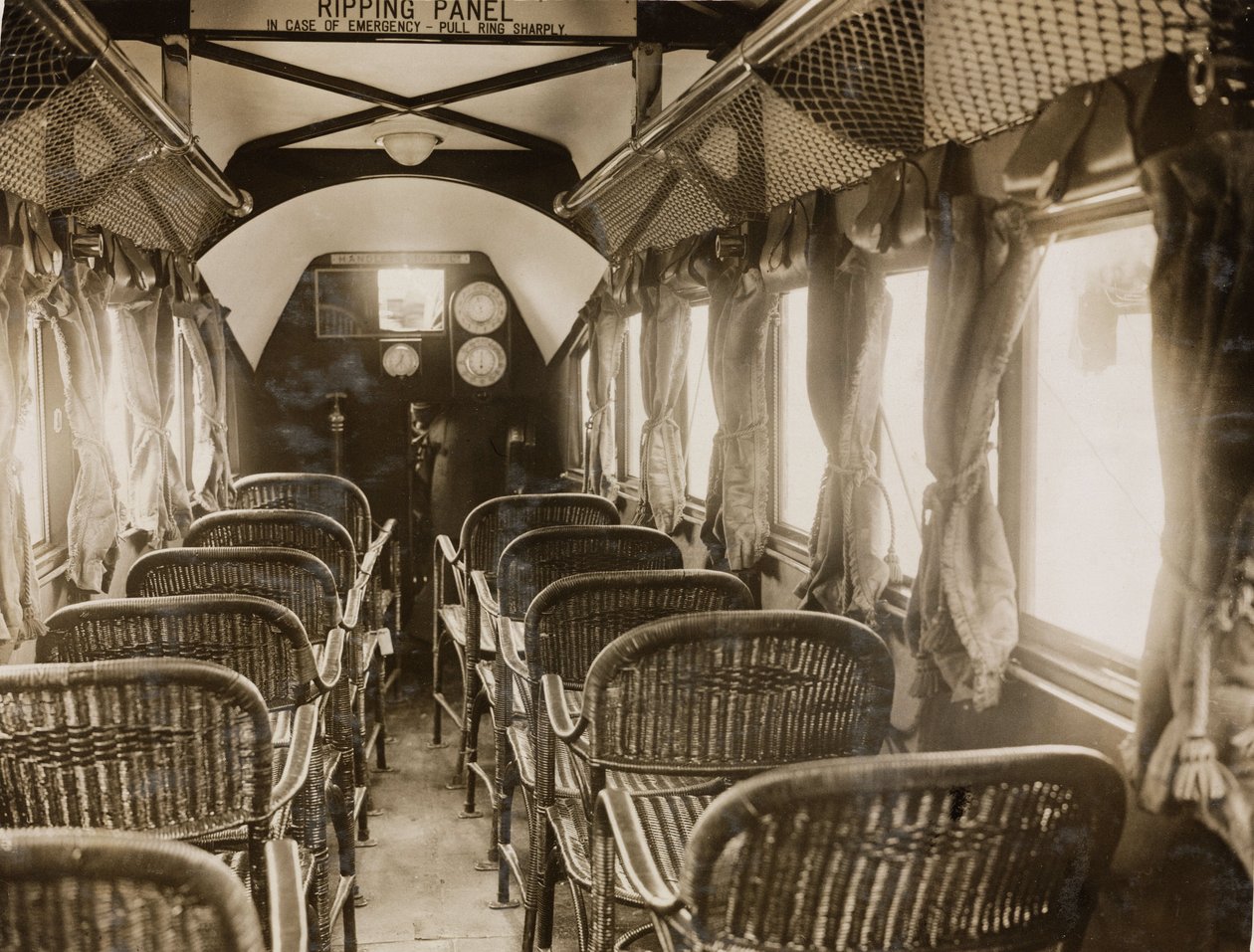 Napier motorlarıyla donatılmış bir yolcu uçağının içi, 1920