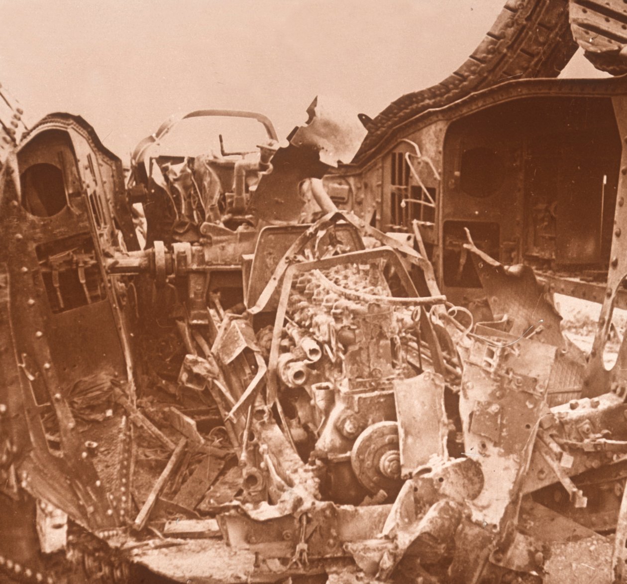 Parçalanmış bir tankın içi, c1914-c1918 by Unbekannt