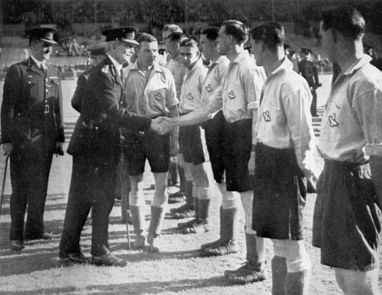 Bir RAF vs Metropolitan Police futbol maçından önce Tanıtımlar, Wembley, Londra, 1942 by Unbekannt