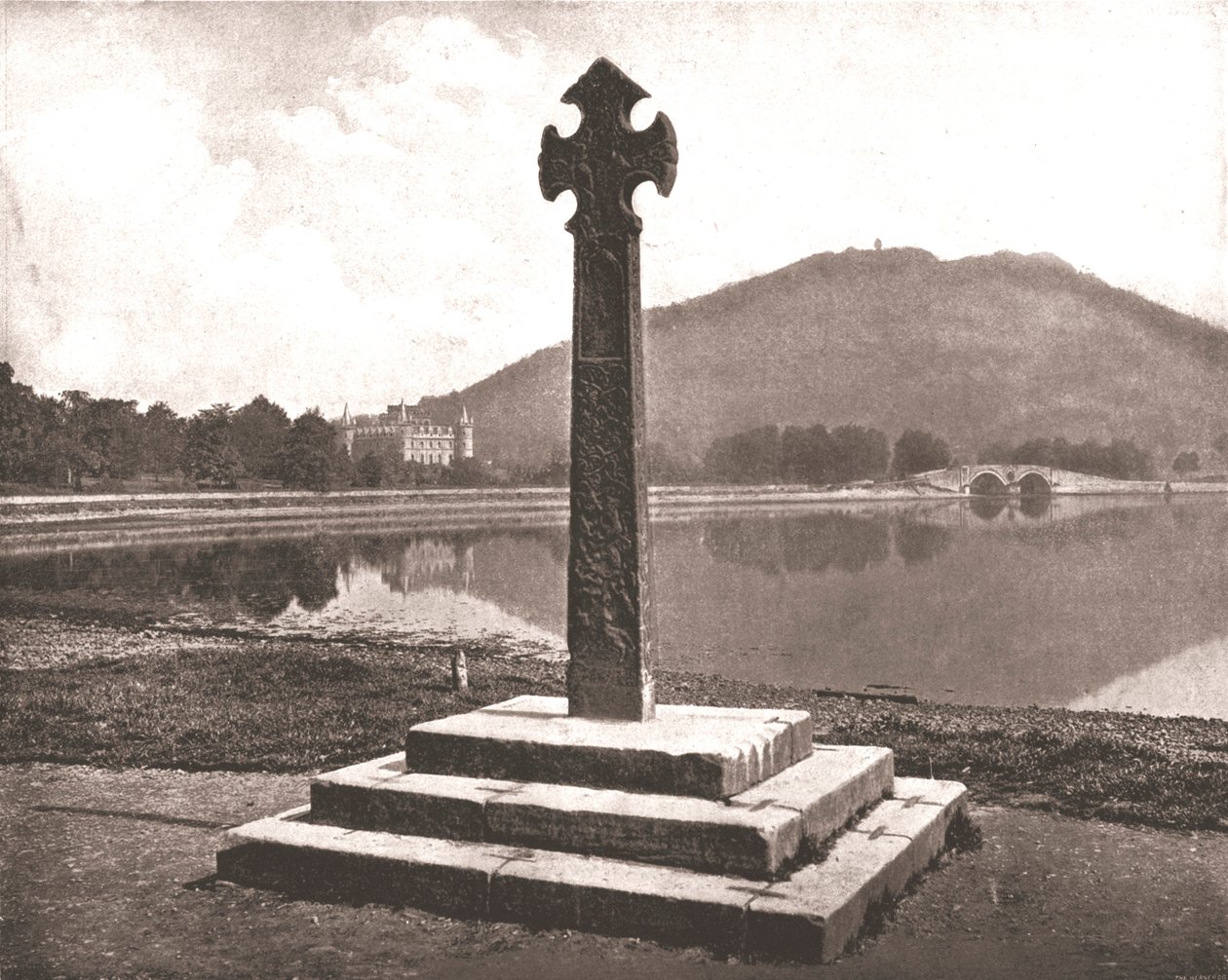 Inveraray Kalesi ve Kelt haçı, Argyll, İskoçya, 1894. by Unbekannt