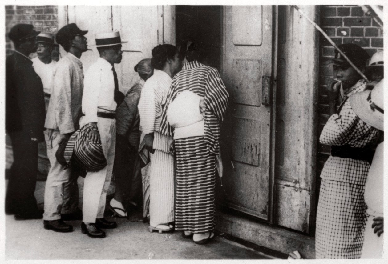 Zeplin hangarına bakan Japon kalabalık, Kasumigaura, Japonya, 1929 1933 by Unbekannt