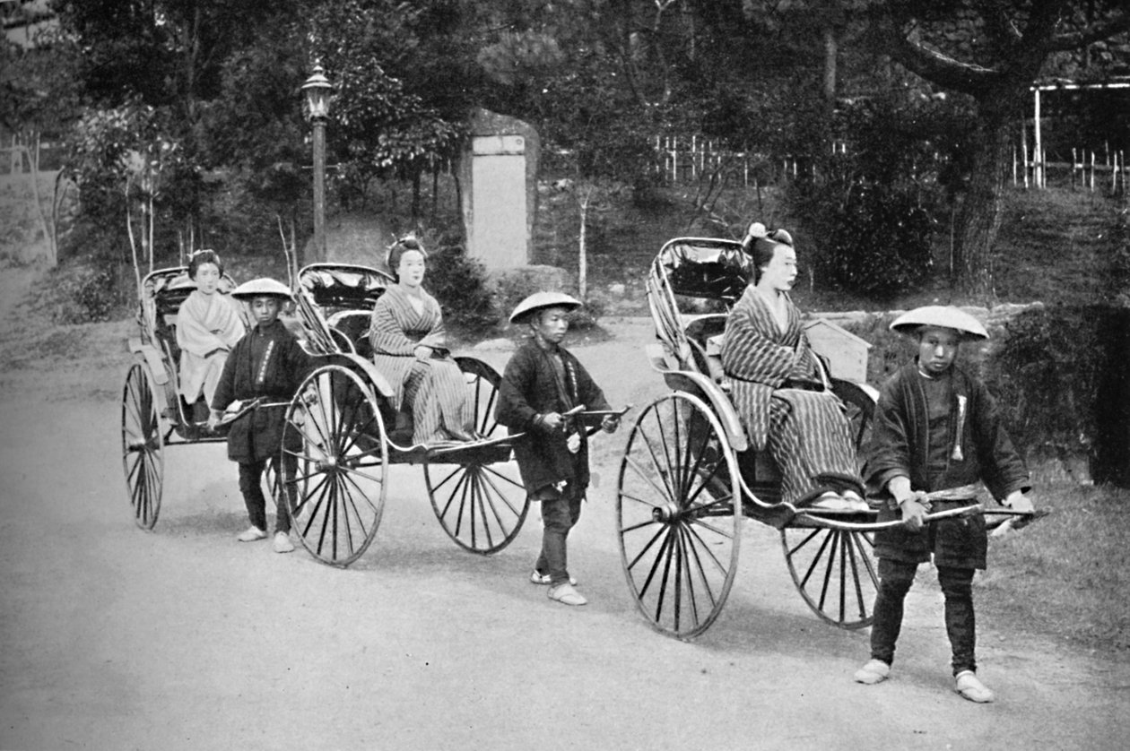 1902 Havalıların çektiği çekçek giymiş Japon bayanlar by Unbekannt