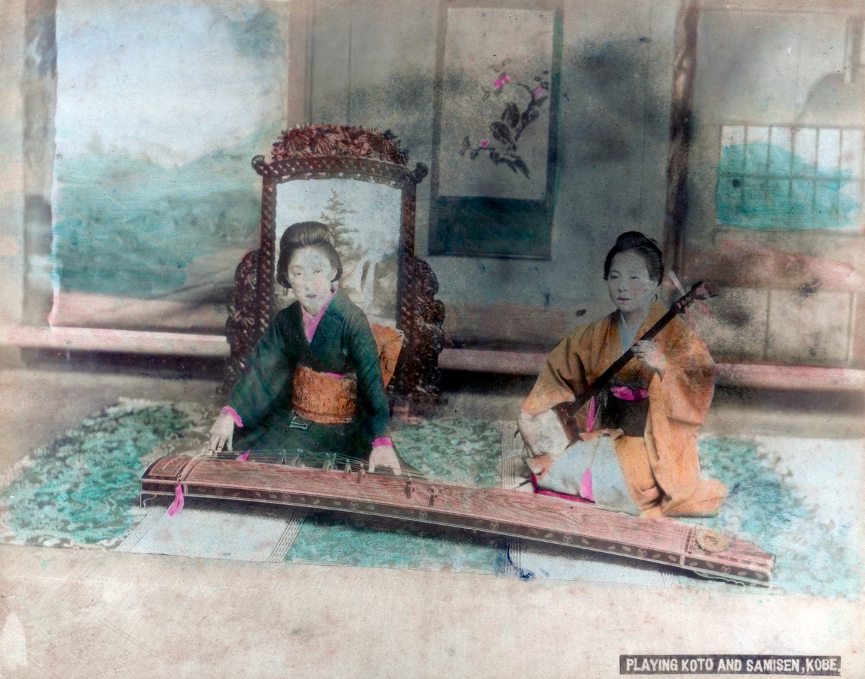 Japon müziği: Koto ve Samisen, Kobe, Japonya oynayan kadınlar by Unbekannt