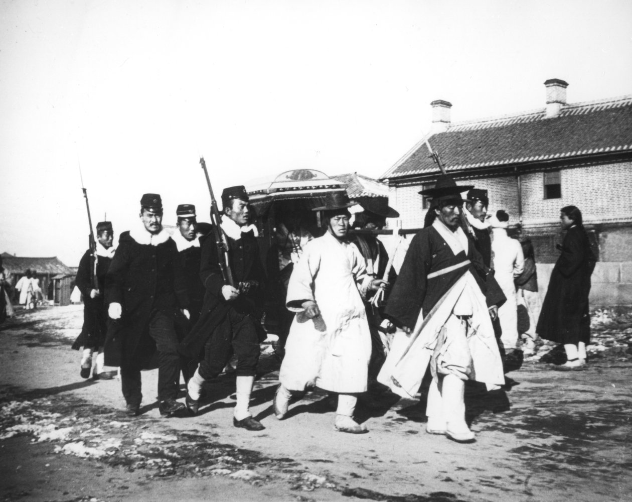 Bir asker eşliğinde Japon yetkili, Kore, c1900 by Unbekannt