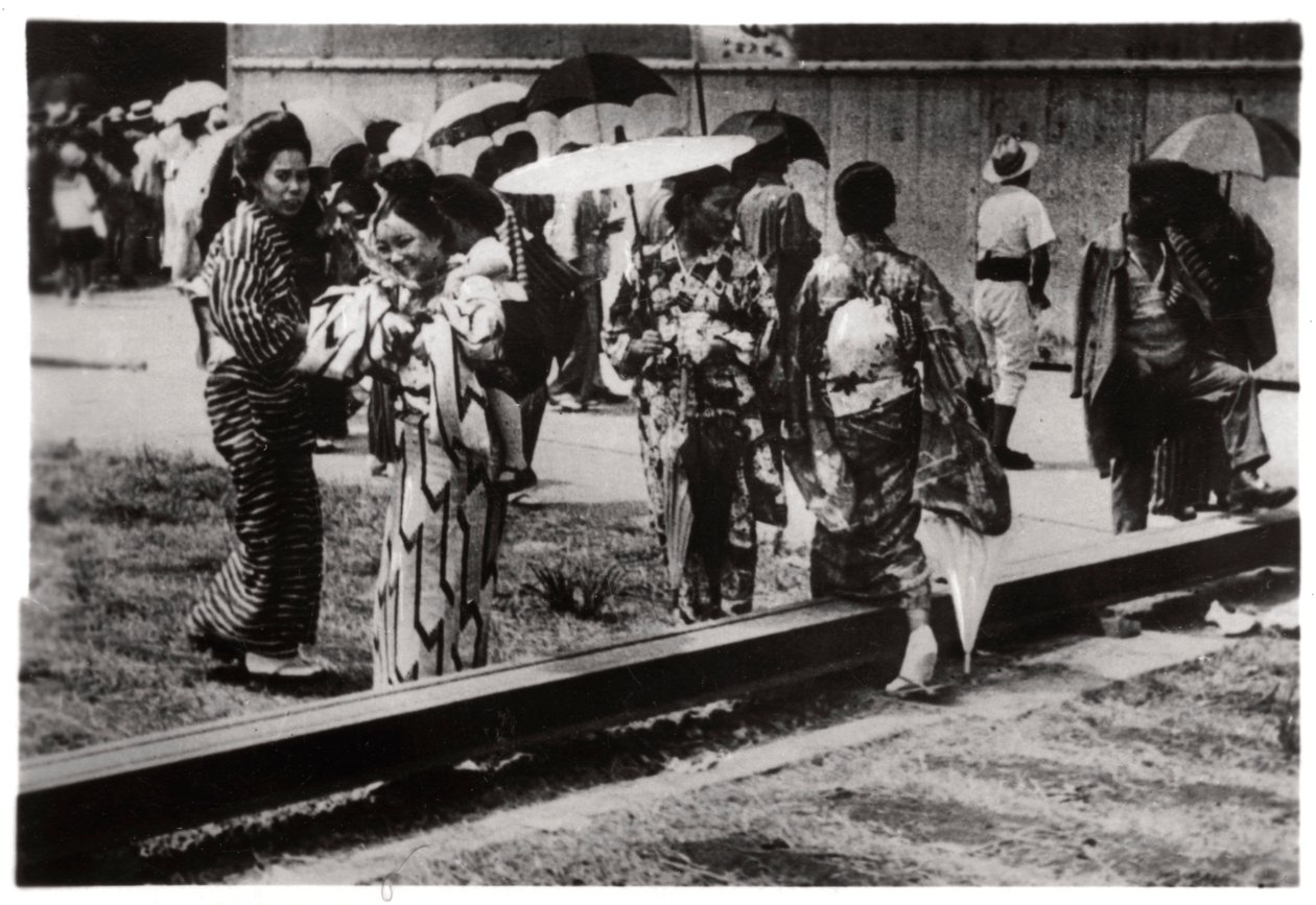 Zeplin hangarındaki Japon kadınları, Kasumigaura, Japonya, 1929 1933 by Unbekannt