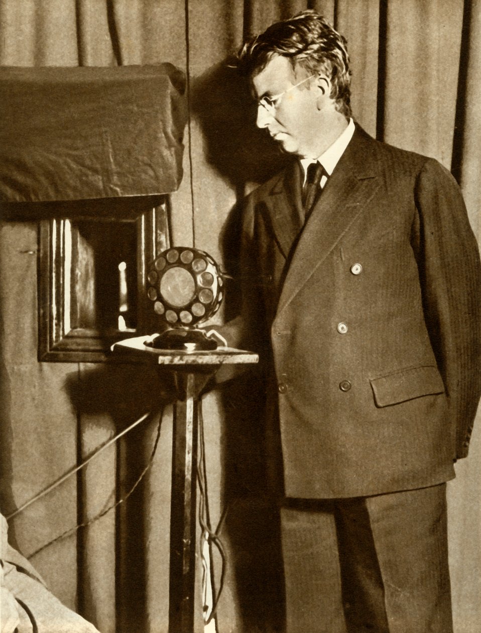 John Logie Baird, televizyonda yayınlanan ilk oyunu izliyor, 14 Temmuz 1930, 1935. by Unbekannt