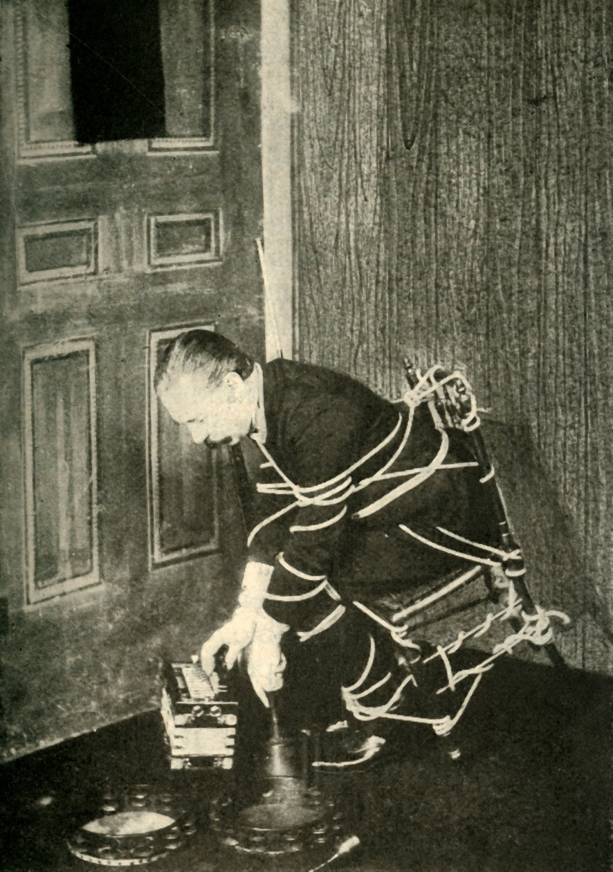 John Nevil Maskelyne, c1910'da bir ruh dolabı illüzyonu gerçekleştirir. by Unbekannt