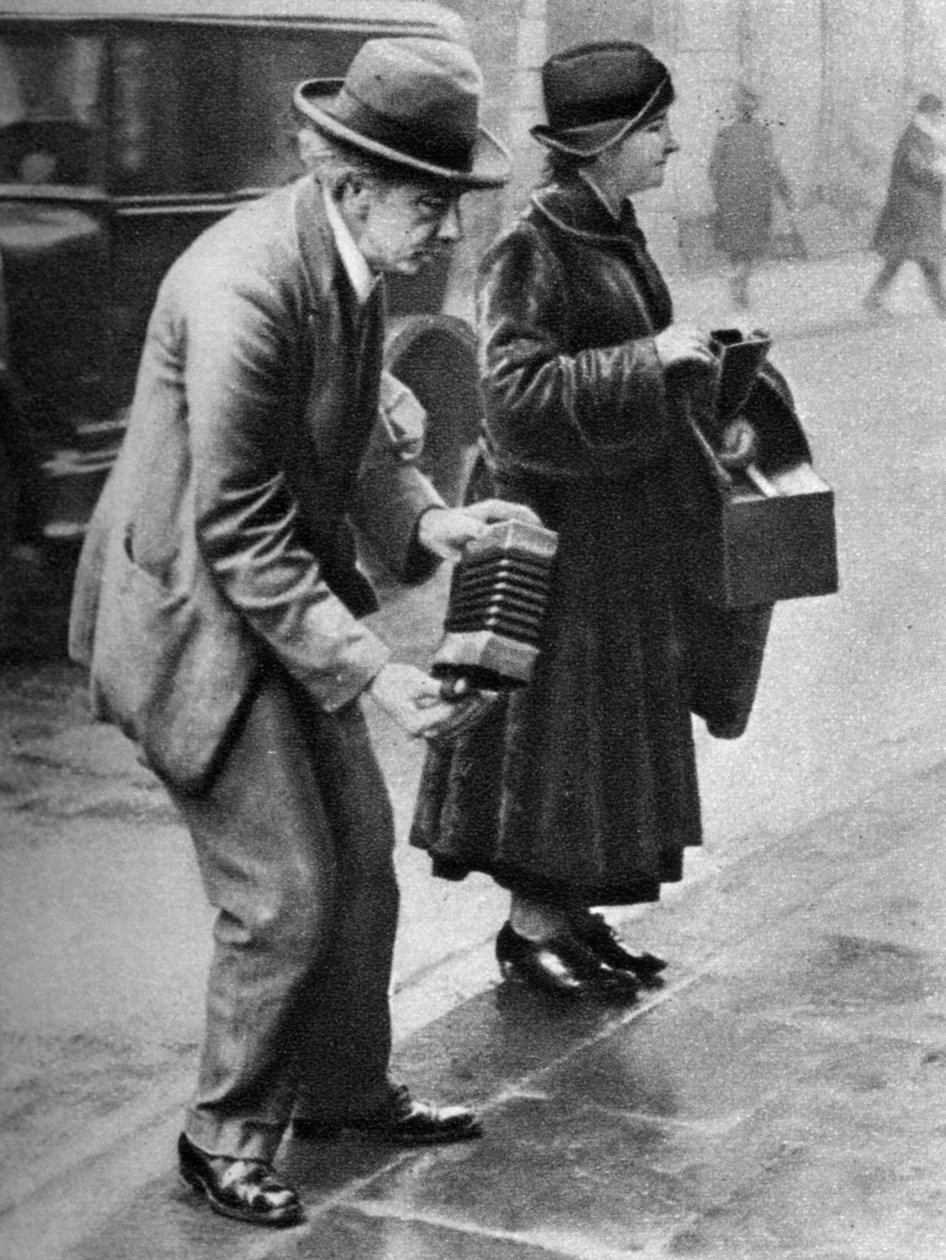 Kaldırım kenarındaki akordeoncu, Holborn, Londra, 1926-1927 by Unbekannt