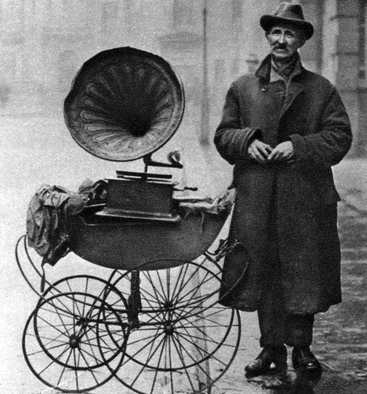 Kaldırım kenarındaki gramofon çalar, Holborn, Londra, 1926-1927 by Unbekannt