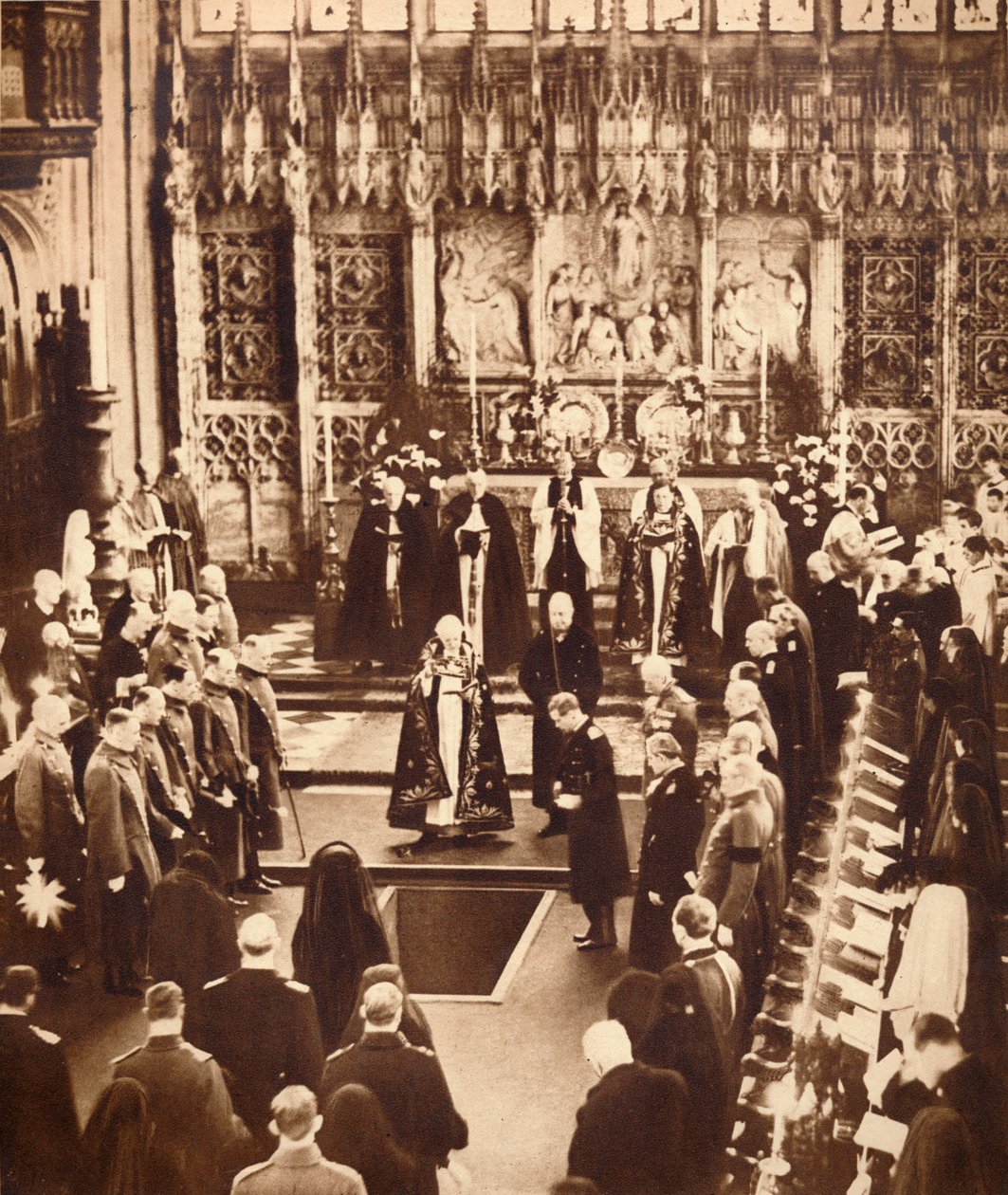 Kral Edward VIII, babasının tabutuna toprak serpiyor, 1936. by Unbekannt