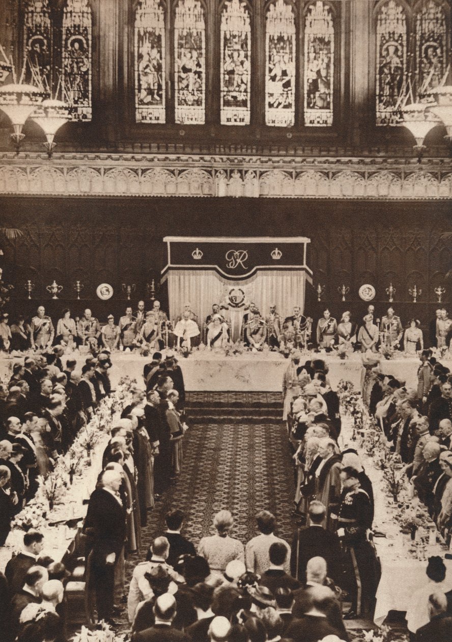 Kral George VI ve Kraliçe Elizabeth, taç giyme törenini kutlamak için bir öğle yemeğine katılırken, 1937 by Unbekannt