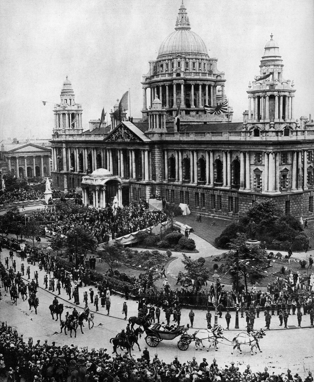 Kral George V, Belfast'ta ilk Ulster parlamentosunu açmak için araba kullanıyor, 1921, 1935 by Unbekannt