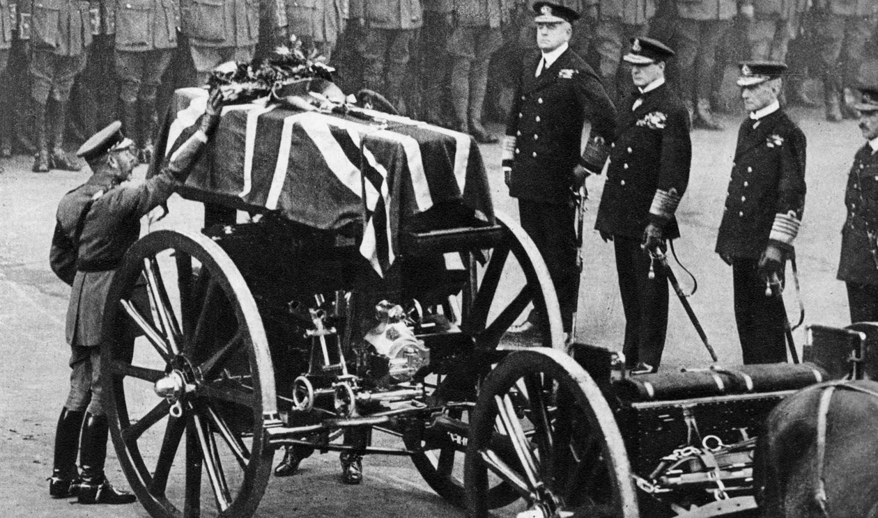 King George V, bilinmeyen bir askerin tabutuna çelenk yerleştiriyor, Whitehall, Londra, 1930