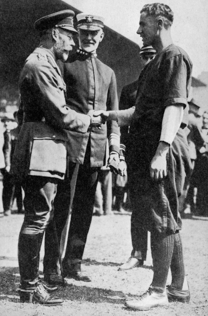 King George V, beyzbol oynayan bir Amerikan askerini kabul ediyor, c 1910