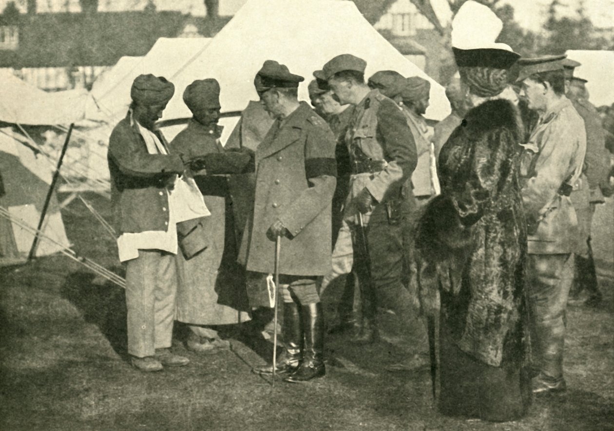 Kral George ve Kraliçe Mary yaralı askerleri ziyaret ediyor, Birinci Dünya Savaşı, 1915, c1920. by Unbekannt