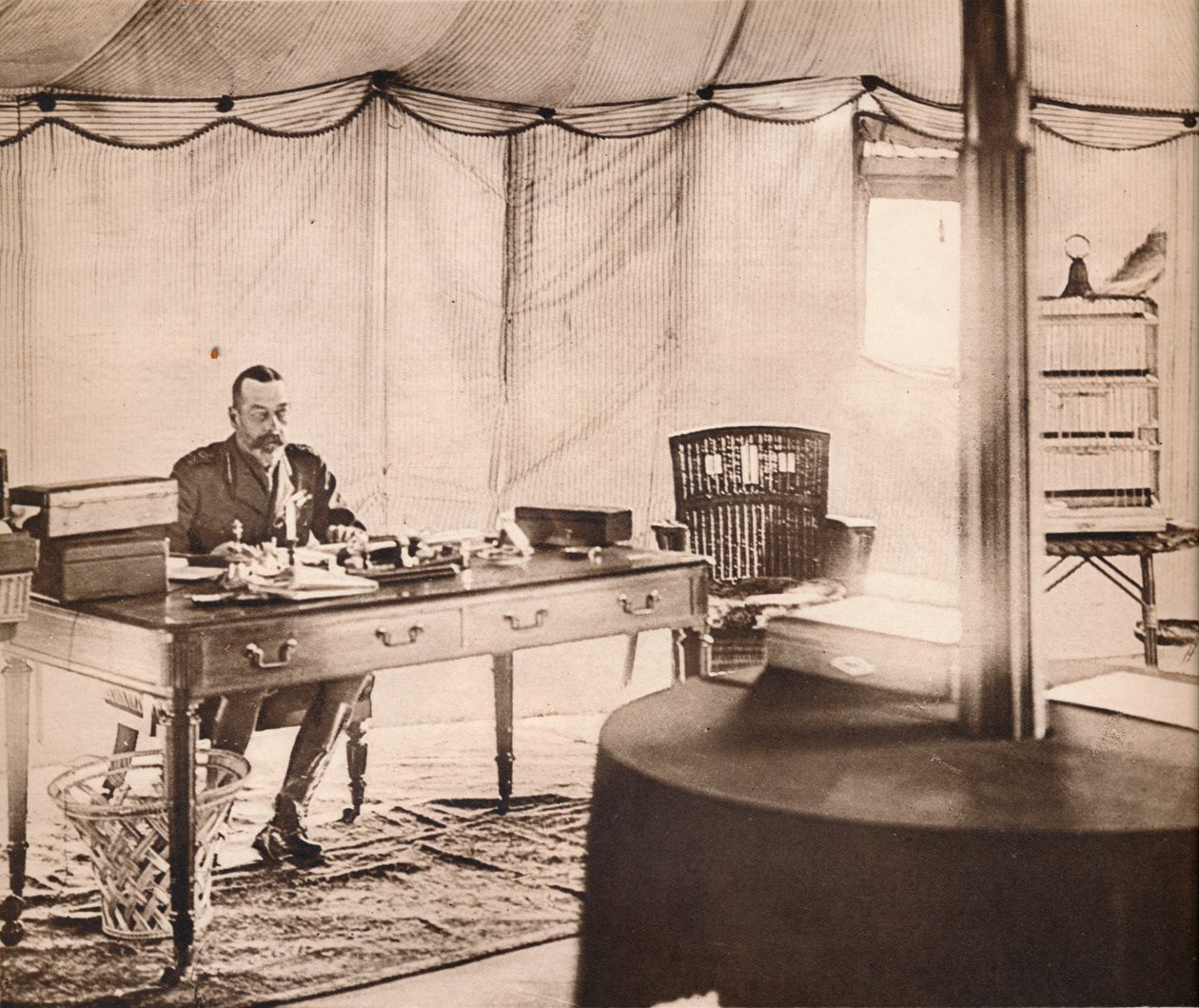King George, evcil papağanı ile, 1936. by Unbekannt