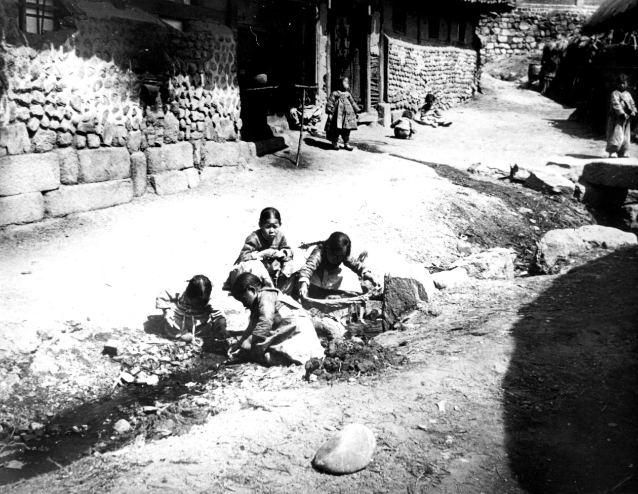 Sokaktaki Koreli çocuklar, Nam San, Kore, 1900 by Unbekannt