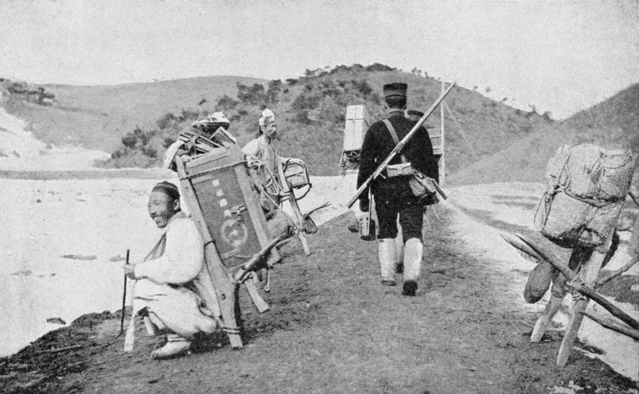 Japon askerleri için hamallık yapan Koreli kuklalar, Rus-Japon Savaşı, 1904-5 by Unbekannt