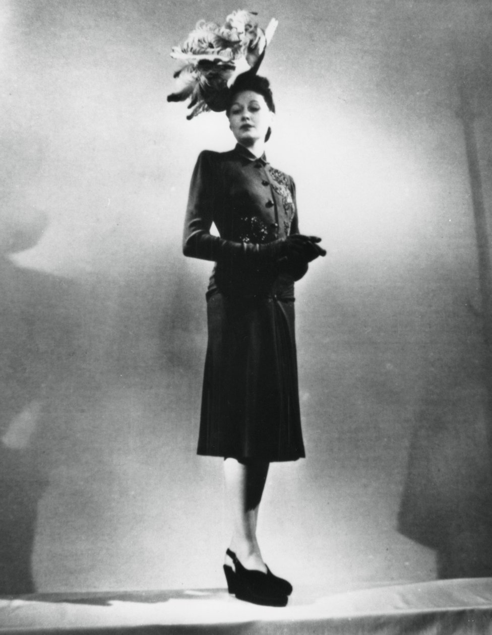 La femme chic, Fransız moda tasarımcısı Jacques Fath tarafından kıyafet, Paris, Ocak 1943 by Unbekannt