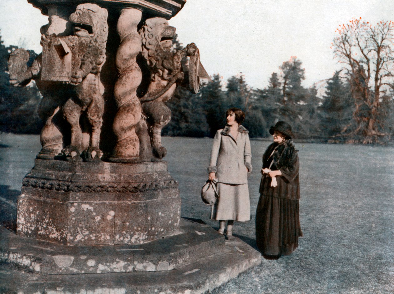Leydi Elizabeth Bowes-Lyon ve Strathmore Kontesi, Glamis Kalesi, İskoçya, 1923 by Unbekannt
