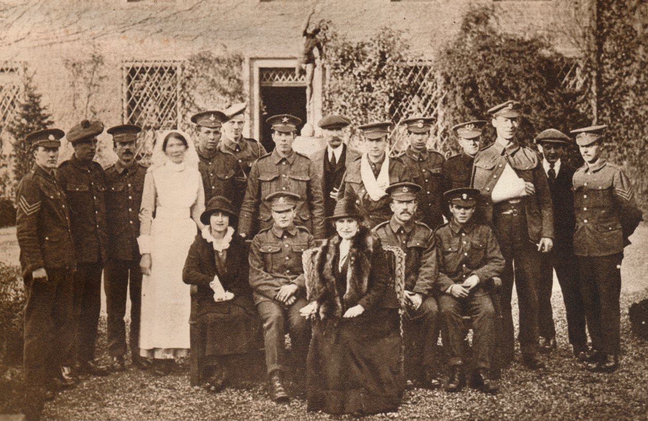 Leydi Elizabeth, Kontes Strathmore ve nekahat dönemindeki yaralı askerlerle, 1916 by Unbekannt