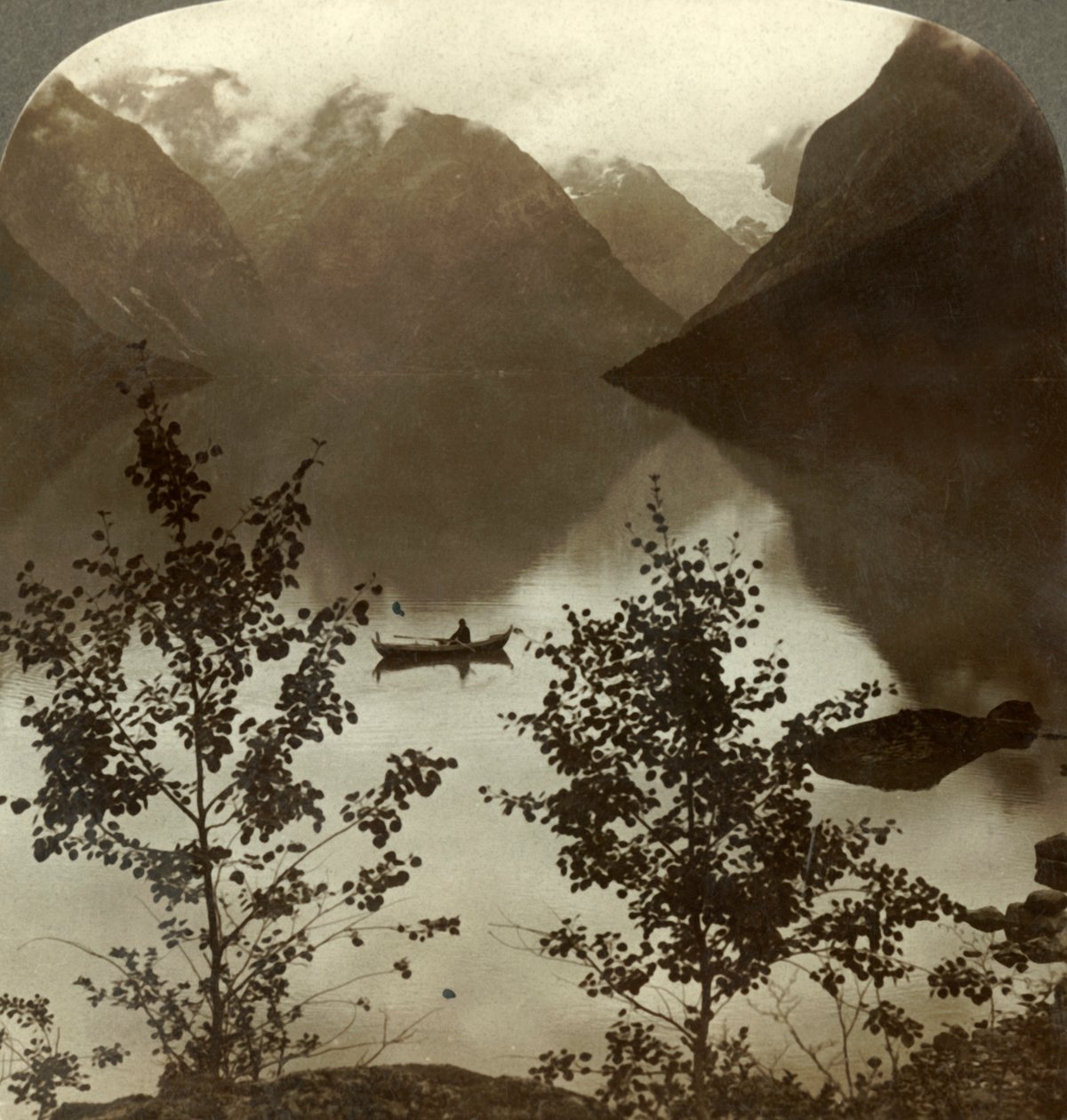 Loen Gölü - bulutlarla kaplı dağ kıyılarındaki buzullar tarafından beslenir - Norveç, c1905. by Unbekannt