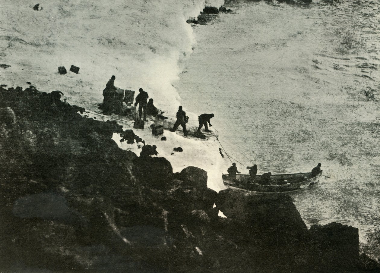 İlk İniş Yerindeki Tekneden Depolardan Çıkarma, c1908, 1909 by Unbekannt