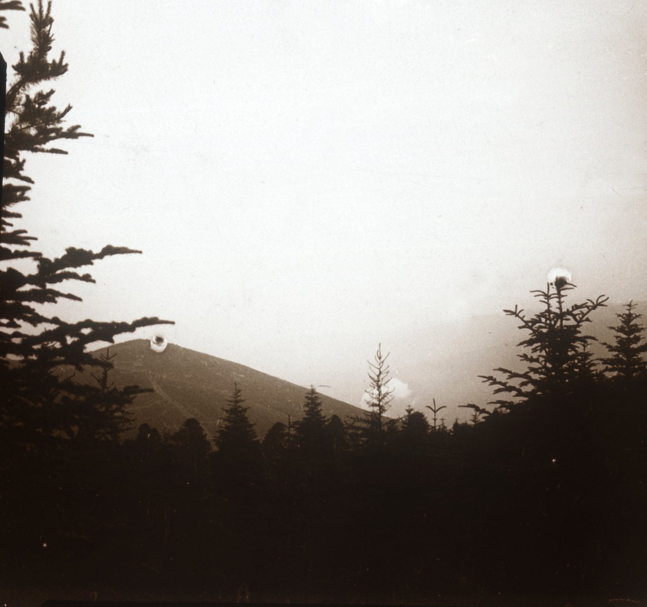 Manzara, uzakta duman, Alsace, c1914-c1918 by Unbekannt
