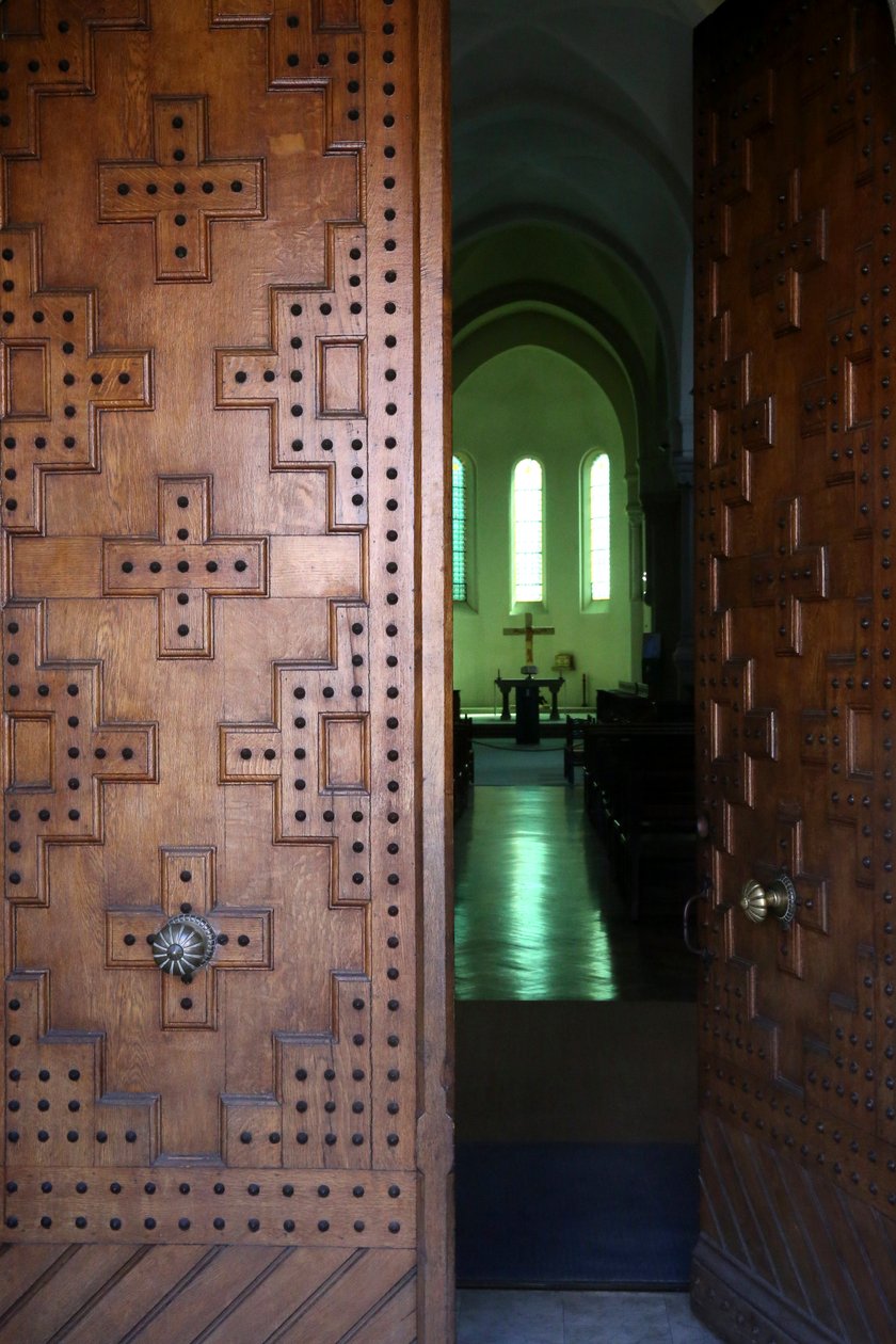 Le Plantay, Ain, Fransa - Notre-Dame des Dombes manastırı. Kilisenin ana kapısı. by Unbekannt