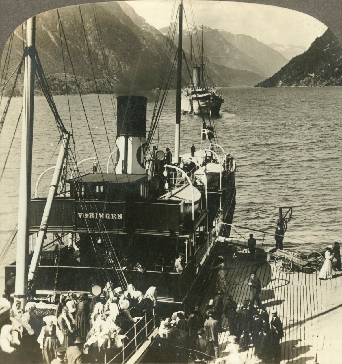 Pitoresk dağ duvarlı Sorfjord