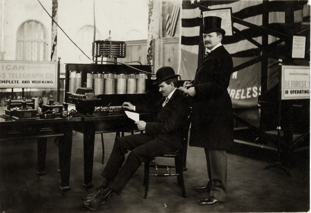 Lee DeForest (oturmuş) 1904 Dünya Fuarı