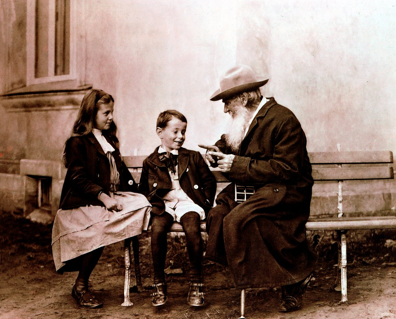 Leo Tolstoy, Rus yazar, filozof ve mistik, torunlarına bir hikaye anlatıyor, c1890-1910 by Unbekannt