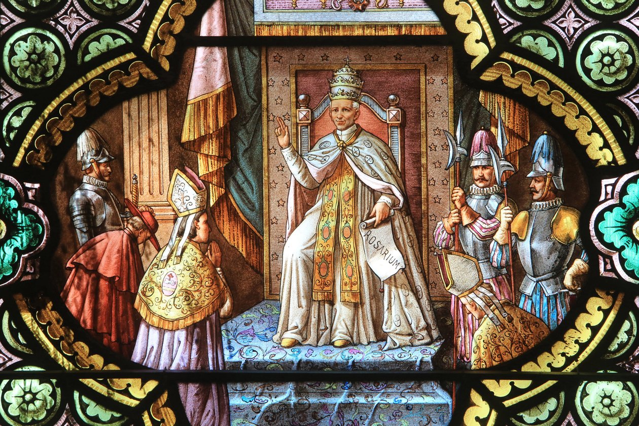 Aslan XIII. Tespih balonu. Vitray pencere. Our Lady of la Salette Tapınağı, La Salette-Fallavaux, Fransa by Unbekannt