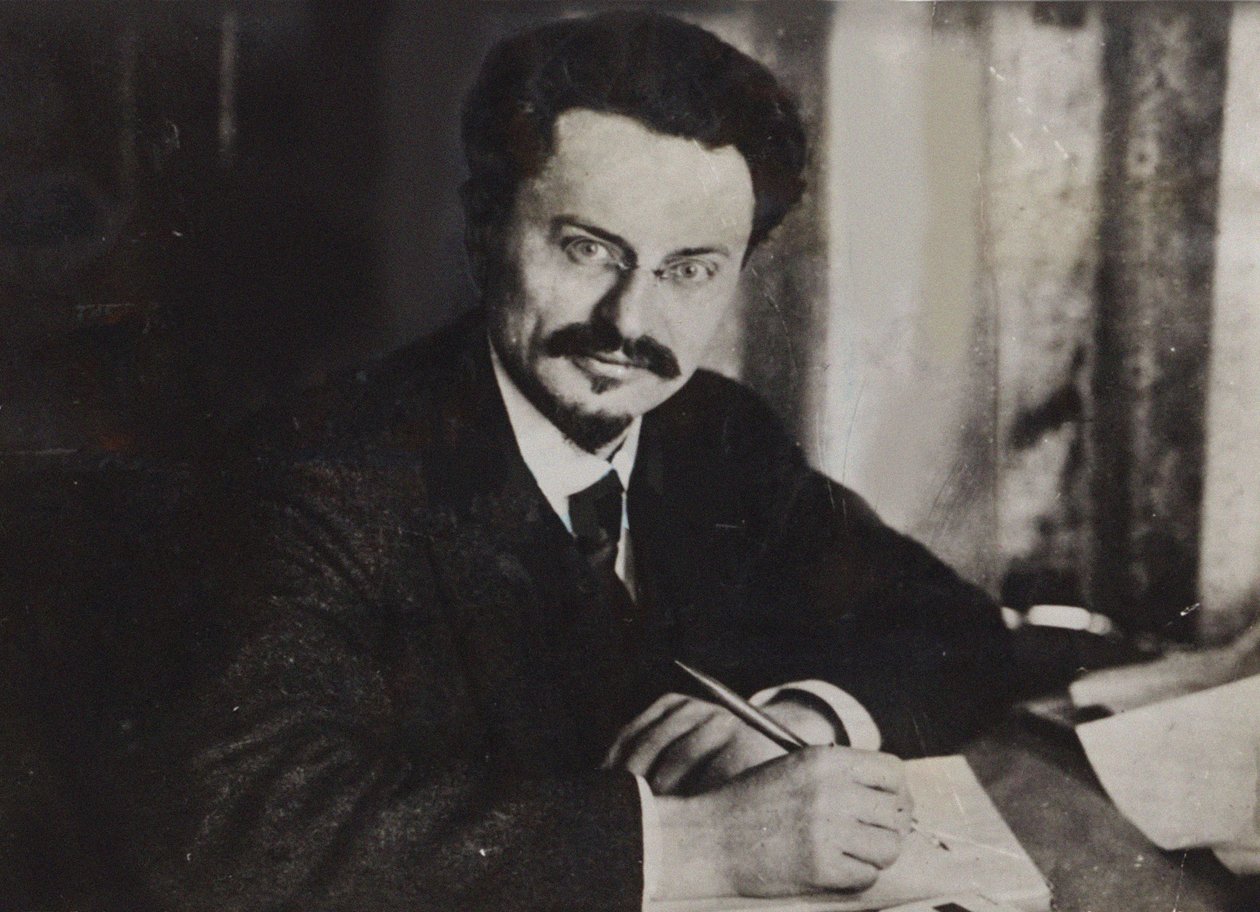 Leon Troçki yazı masasında, 1920