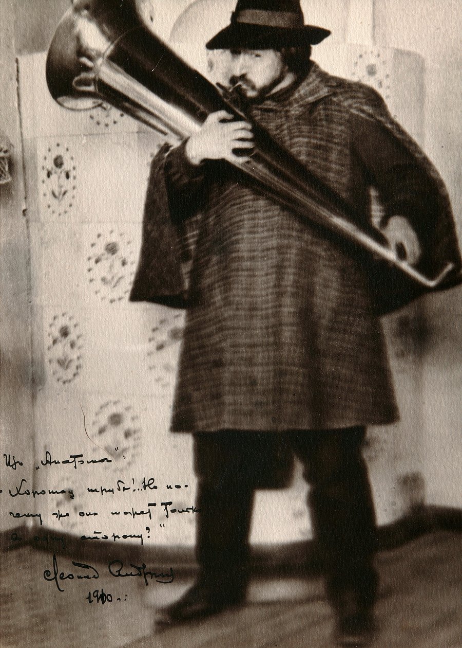 Leonid Andreyev, Rus yazar, bir müzik aleti çalıyor, c1900 by Unbekannt