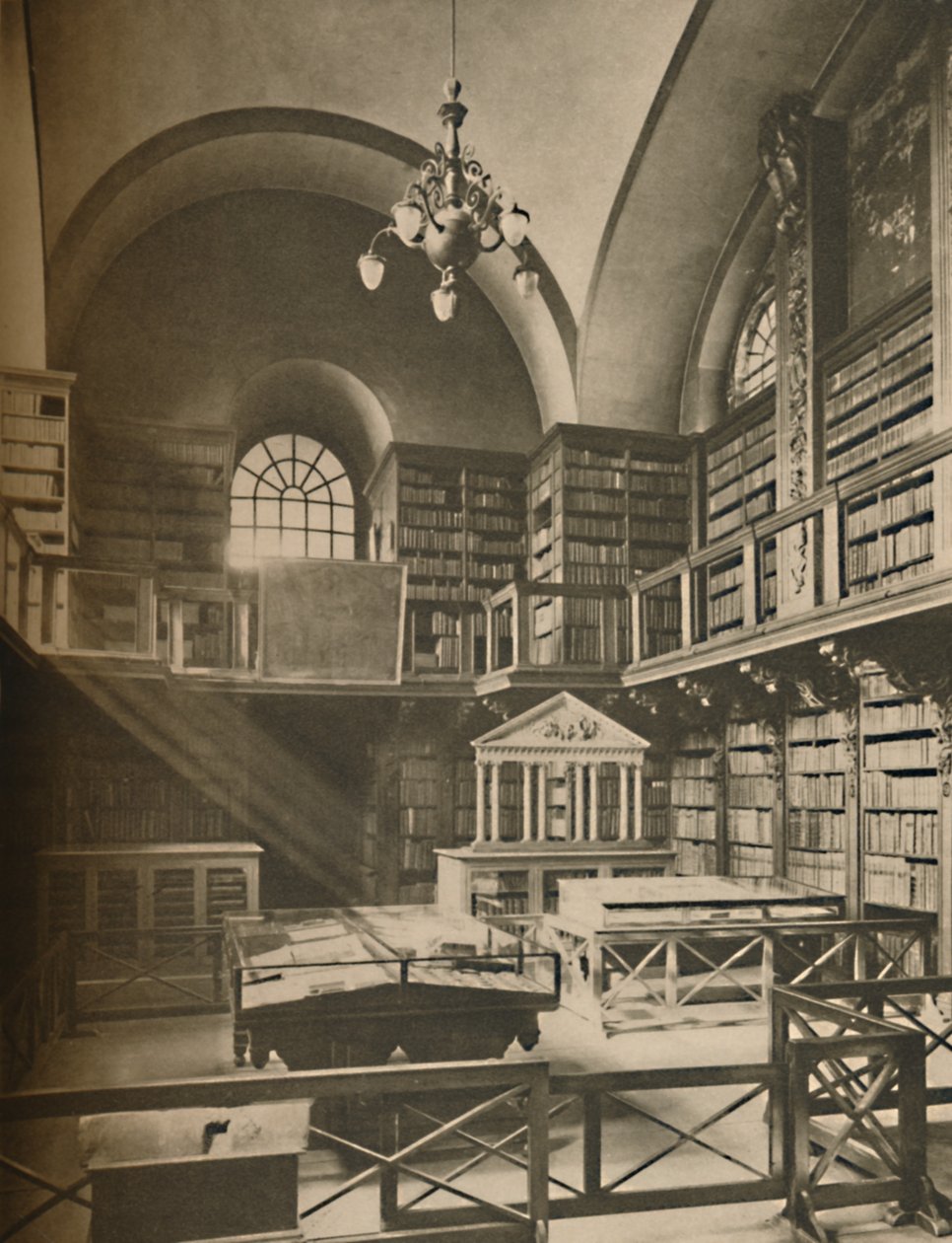 Batı Transeptinde St. Paul Katedrali Kütüphanesi, c1935. by Unbekannt