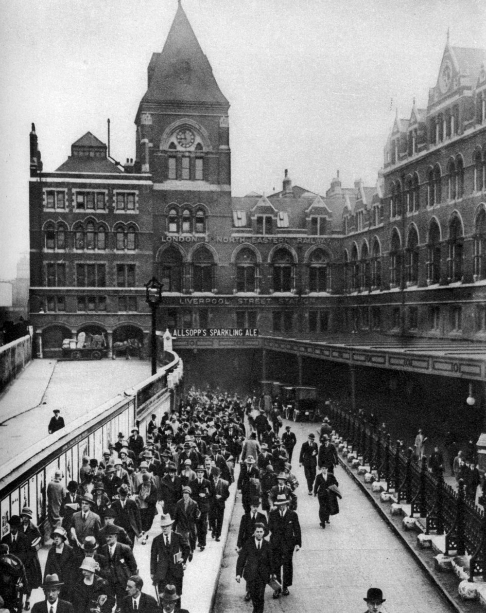 Liverpool Street İstasyonu sabah saat dokuzda, Londra, 1926-1927 by Unbekannt