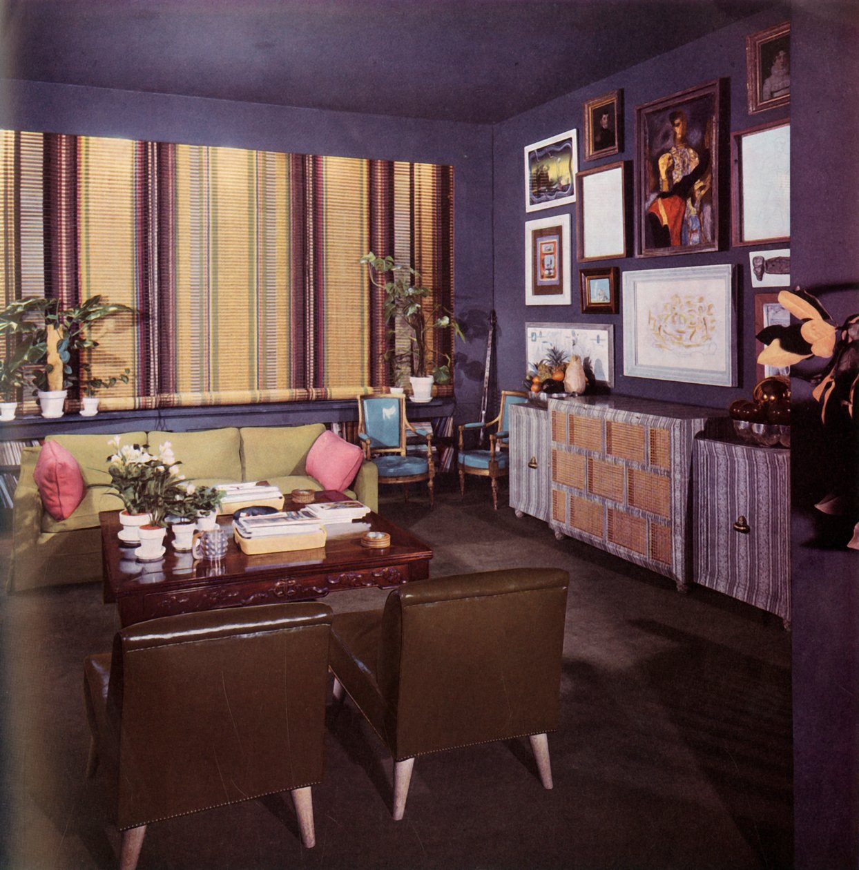 William Pahlmann tarafından tasarlanan bir apartman dairesinde oturma odası, 1949. by Unbekannt