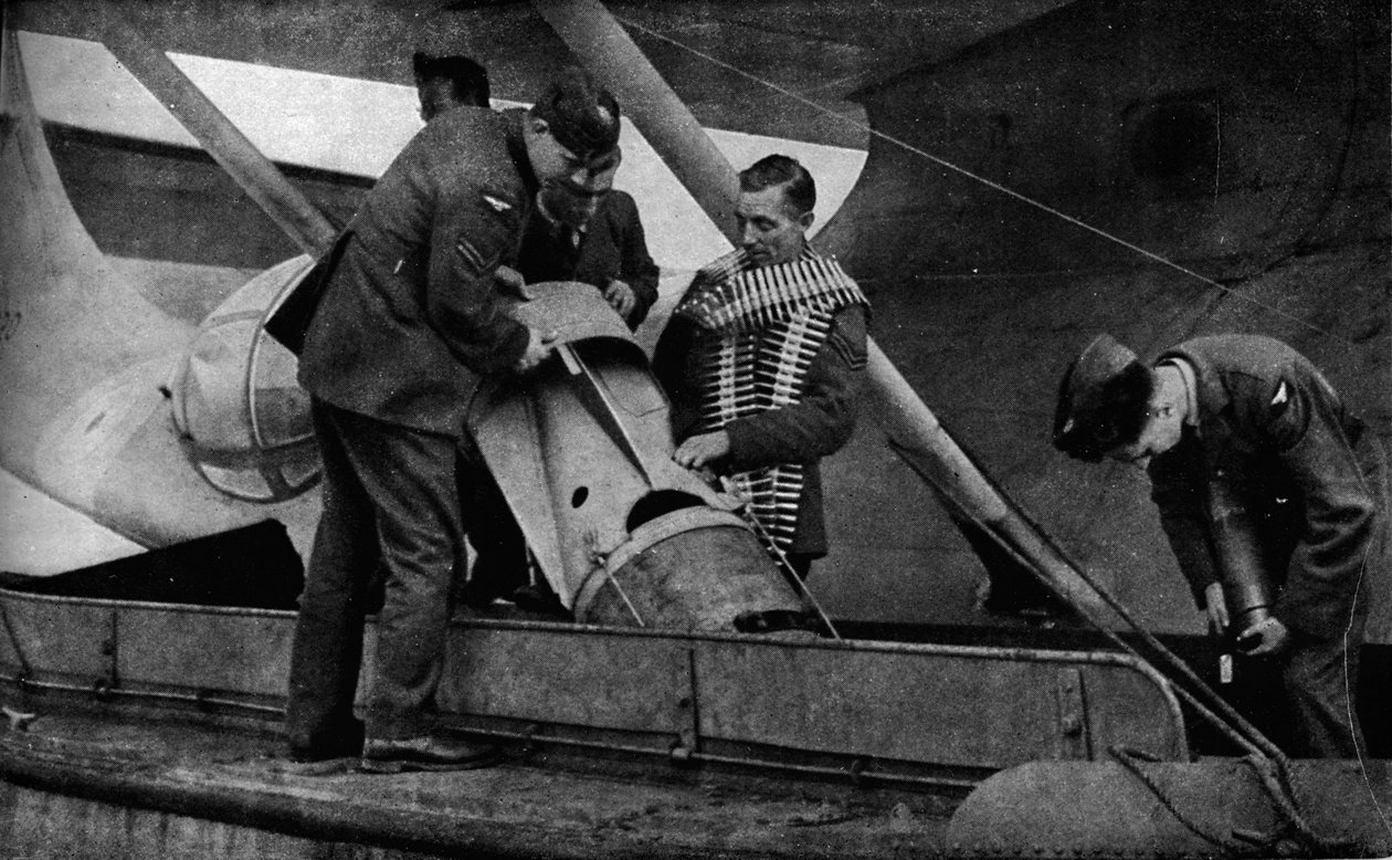 İkinci Dünya Savaşı sırasında bir RAF uçağına bomba yükleme, c1940 1943 by Unbekannt
