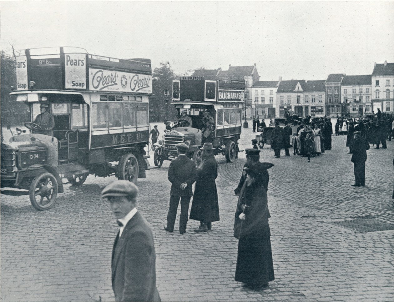 İngiliz Birliklerini taşımak için Kıtada kullanılan Londra otobüsleri, c.1914 by Unbekannt