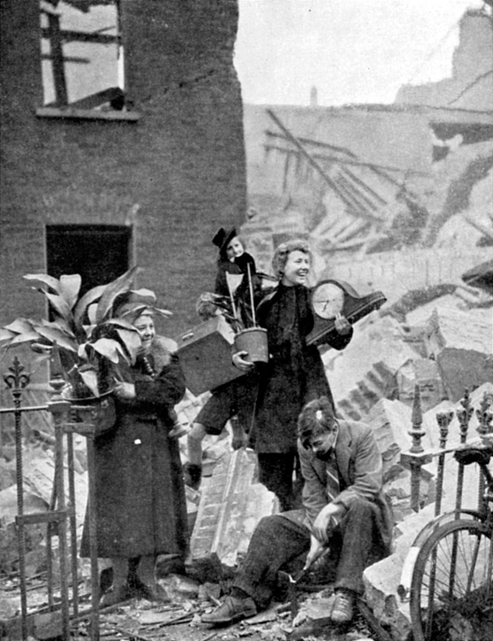 Blitz sırasında bir Alman hava saldırısıyla evsiz kalan Londralılar, İkinci Dünya Savaşı, Ekim 1940 by Unbekannt