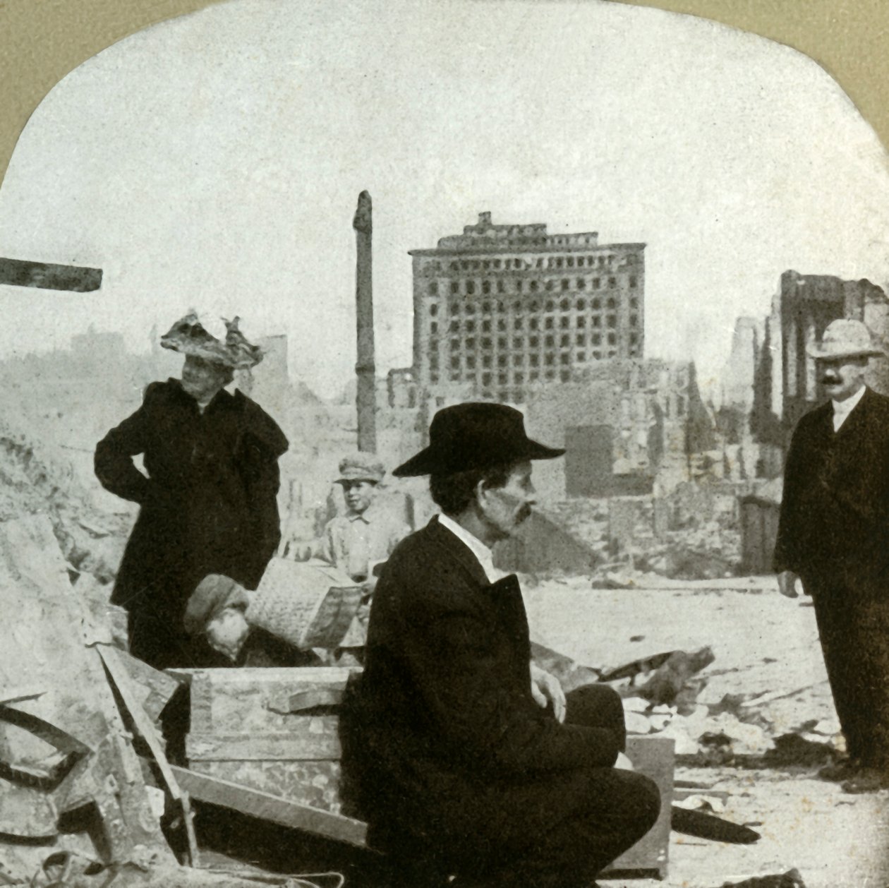 Değirmen Binası, 1906 kalıntılarını gösteren Pine ve Stockton köşesinden doğuya bakıyor. by Unbekannt